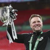 Eddie Howe avec la Coupe de la Ligue gagnée par son équipe KEYSTONE/AP/SCOTT HEPPELL